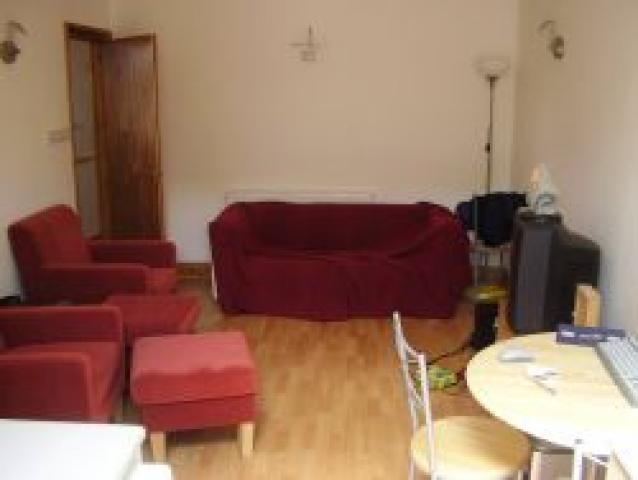 			4 Bedroom, 1 bath, 1 reception Flat			 Powis Gardens, GOLDERS GREEN NW11